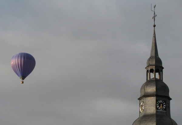 Heißluftballon und Elseyer Kirche