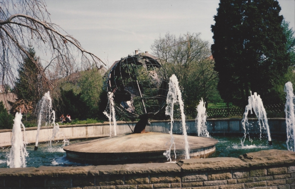 Weltkugel im Parkbrunnen