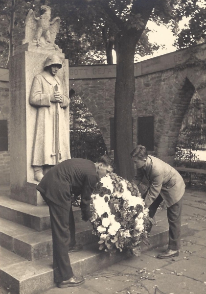 Kranzniederlegung am ehemaligen Ehrenmal