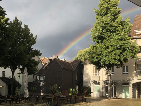 Neuer Marktplatz mit Regenbogen