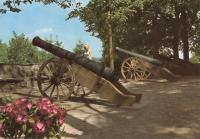 Kanonen vor Schloss nach Restaurierung